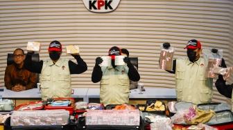 Petugas menunjukan barang bukti terkait Operasi Tangkap Tangan (OTT) dugaan kasus korupsi di Lingkungan Kementerian ATR/BPN saat konferensi pers di Gedung Merah Putih KPK, Jakarta, Selasa (15/9/2026). [Suara.com/Alfian Winanto]
