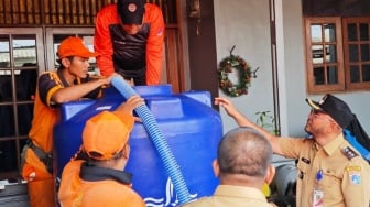 Respons Aduan Kekeringan, Pemprov DKI Kirim 5.000 Liter Air ke Pondok Labu
