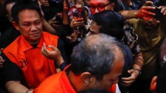 Mantan Bupati Kebumen Arif Sugiyanto (kiri) berjalan menuju mobil tahanan usai menjalani pemeriksaan di Gedung Merah Putih KPK, Jakarta, Selasa (15/9/2026). [Suara.com/Alfian Winanto]