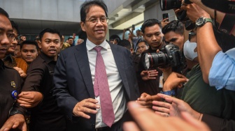 Pejabat lama Purbaya Yudhi Sadewa berjalan keluar gedung seusai serah terima jabatan Menteri Keuangan di Kemenkeu, Jakarta, Selasa (15/9/2026). [ANTARA FOTO/Muhammad Adimaja/agr]