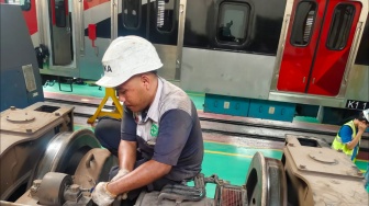 KAI dan INKA Rawat 7 Trainset KRL iE305