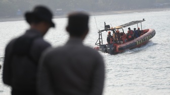 Personel tim SAR gabungan yang menaiki kapal Rigid Inflatable Boat (RIB) 02 Banten melakukan operasi pencarian pada hari kesembilan terhadap jurnalis dan awak kapal yang hilang kontak di Carita, Pandeglang, Banten, Rabu (16/9/2026). [ANTARA FOTO/Akbar Nugroho Gumay/nym]