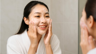 Kulit Bebas Breakout! 5 Low pH Cleanser Tea Tree yang Ramah Skin Barrier
