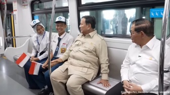 Momen Presiden Prabowo Duduk Bareng Siswa saat Jajal LRT Rute Kelapa Gading-Manggarai