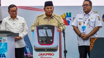 Presiden Prabowo Subianto (tengah) didampingi Gubernur DKI Jakarta Pramono Anung (kiri) dan Wakil Gubernur DKI Jakarta Rano Karno (kanan) secara sÃ­mbolis meresmikan operasional LRT rute Kelapa Gading-Manggarai di Stasiun LRT Manggarai, Jakarta, Rabu (16/9/2026). [ANTARA FOTO/Galih Pradipta/wsj]