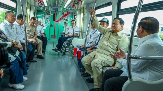 Presiden Prabowo Subianto (kedua kanan) berbincang dengan Menteri Perhubungan Dudy Purwagandhi (kiri), Gubernur DKI Jakarta Pramono Anung (kanan) dan Menteri Sekretaris Negara Prasetyo Hadi (ketiga kiri) saat menumpang LRT di rute LRT Kelapa Gading-Manggarai, Jakarta, Rabu (16/9/2026). [ANTARA FOTO/Galih Pradipta/wsj]