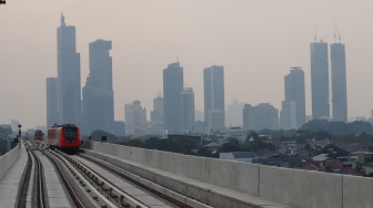 Rangkaian kereta LRT Jakarta memasuki Stasiun LRT Manggarai, Jakarta, Rabu (16/9/2026). [Suara.com/Alfian Winanto]
