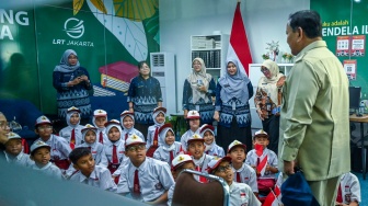 Presiden Prabowo Subianto (kanan) berbincang dengan sejumlah pelajar sekolah dasar saat meninjau fasilitas di Stasiun LRT Kelapa Gading, Jakarta, Rabu (16/9/2026). [ANTARA FOTO/Galih Pradipta/wsj]