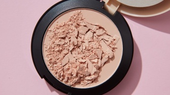 5 Bedak Padat yang Tahan Lama dan Glowing Sesuai Klaim dan Review Pengguna