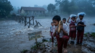 Sepatu Ajaib Menyeberangi Sungai