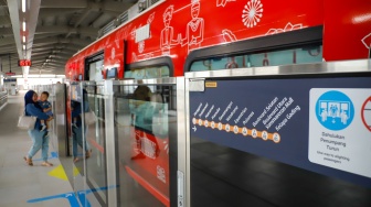 Penumpang menaiki rangkaian kereta LRT Jakarta di Stasiun LRT Manggarai, Jakarta, Rabu (16/9/2026). [Suara.com/Alfian Winanto]
