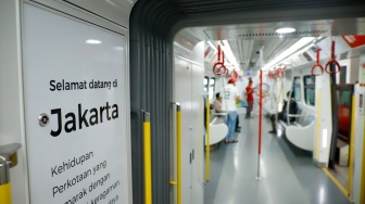 Penumpang menaiki rangkaian kereta LRT Jakarta di Stasiun LRT Manggarai, Jakarta, Rabu (16/9/2026). [Suara.com/Alfian Winanto]
