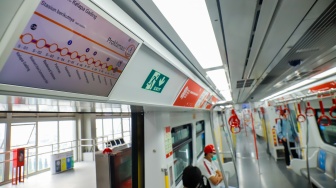 Penumpang menaiki rangkaian kereta LRT Jakarta di Stasiun LRT Manggarai, Jakarta, Rabu (16/9/2026). [Suara.com/Alfian Winanto]
