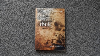 Kisah Orang Tua yang Berjuang untuk Pendidikan Anak di Novel Ibuk