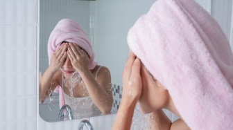 Ciri-Ciri Kulit Wajah Over Cleansing Akibat Terlalu Sering Cuci Muka