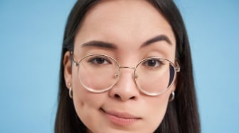 6 Airy Sunscreen untuk Pemakai Kacamata agar Frame Hidung Tidak Licin dan Melorot sesuai Review