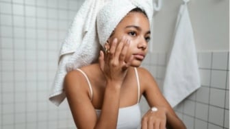 Anti Sumpek dan Lengket, Ini 4 Andalan Moisturizer Lotion untuk Kunci Hidrasi Wajah