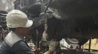 PT Kereta Api Indonesia (Persero) bersama PT Industri Kereta Api (Persero) atau INKA terus melakukan perawatan terhadap 7 trainset KRL iE305/CLI 225 untuk memastikan kesiapan sarana dalam mendukung operasional Commuter Line Jabodetabek. [Handout]