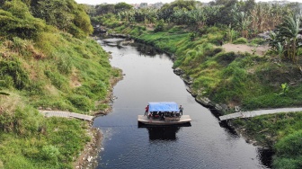 Potret Sungai Cileungsi Menghitam Akibat Dugaan Limbah Industri