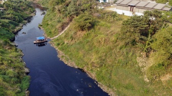 Foto udara Sungai Cileungsi yang airnya menghitam akibat tercemar limbah di kawasan Ciangsana, Gunung Putri, Kabupaten Bogor, Jawa Barat, Selasa (15/9/2026). [ANTARA FOTO/Yulius Satria Wijaya/kye]