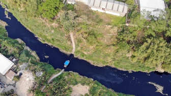 Foto udara Sungai Cileungsi yang airnya menghitam akibat tercemar limbah di kawasan Ciangsana, Gunung Putri, Kabupaten Bogor, Jawa Barat, Selasa (15/9/2026). [ANTARA FOTO/Yulius Satria Wijaya/kye]