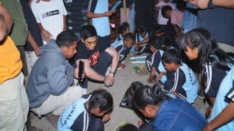 Momen Kaesang Pangarep Ajak Anak Penyintas Gempa Palue Main Catur dan Ular Tangga