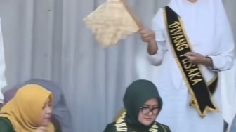 Viral Diduga Ibu Pejabat Dikipasi Saat Makan di Acara Maulid bak Zaman Firaun, Netizen Sindir Telak