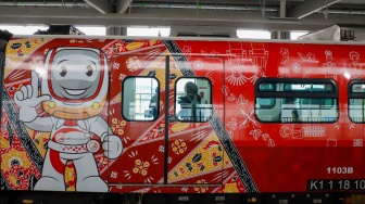 Penumpang menaiki rangkaian kereta LRT Jakarta di Stasiun LRT Manggarai, Jakarta, Rabu (16/9/2026). [Suara.com/Alfian Winanto]
