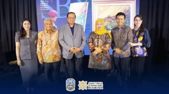 Khofifah dan Emil Hadiri Pameran Tunggal Lukisan SBY, Apresiasi Karya Presiden ke-6 RI