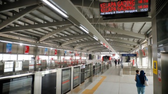 Penumpang menunggu kedatangan rangkaian kereta LRT Jakarta di Stasiun LRT Manggarai, Jakarta, Rabu (16/9/2026). [Suara.com/Alfian Winanto]
