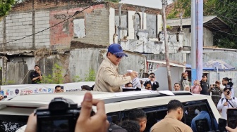 Prabowo Bagi-bagi Kaus dari Sunroof Mobil, Warga Manggarai Histeris Rebutan