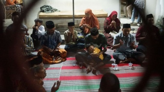 Warga dan Keluarga Penumpang KM Virgo Transport 8 di Tulungagung Gelar Doa Bersama
