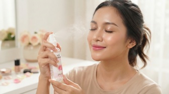 7 Cara Memakai Air Mawar sebagai Setting Spray agar Makeup Tidak Crack