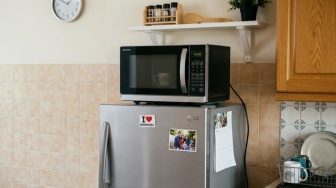 Apakah Aman Menaruh Microwave di Atas Kulkas? Hati-Hati, 4 Bahaya Ini Mengintai Dapur