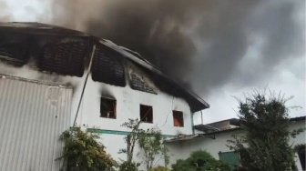 Asap Hitam Membubung! Pabrik Sepatu di Mojokerto Terbakar Hebat saat Karyawan Bekerja