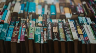 Tren Aplikasi Ringkasan Buku: Solusi Hemat Waktu atau Ancaman Daya Kritis?