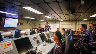 Komandan KRI I Gusti Ngurah Rai-332 Kolonel Laut (P) Ahmad Makmur Ikhlas (kanan) memimpin briefing operasi SAR KM Virgo Transport 8 di atas KRI I Gusti Ngurah Rai-332 di Perairan Laut Jawa, Rabu (16/9/2026). [ANTARA FOTO/Rizal Hanafi/rwa]
