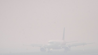 Kabut Asap Karhutla Ganggu Penerbangan di Bandara Palembang