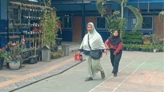 Menu MBG Diduga Basi! 10 Siswa SLB di Blitar Tumbang, Wali Murid Tuntut Evaluasi