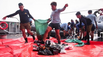 Personel TNI AL mengumpulkan hasil temuan paket saat operasi SAR KM Virgo Transport 8 di Perairan Laut Jawa, Rabu (16/9/2026). [ANTARA FOTO/Rizal Hanafi/rwa]