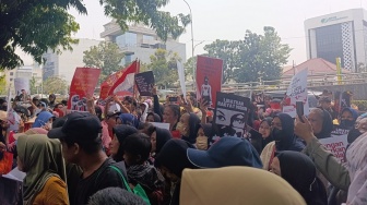 Tabuh Panci di Gedung Kemensos, Warga Desil 5-6 Protes Anak Tak Bisa Sekolah Gegara Data Bansos