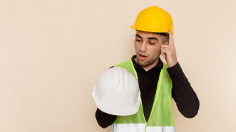 Bukan Sekadar Pelindung, Ternyata Ini Arti Warna Helm Proyek