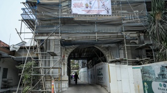 Pekerja menyelesaikan proyek pemugaran rumah Raden Saleh di kompleks Rumah Sakit PGI Cikini, Jakarta, Kamis (17/9/2026). [Suara.com/Alfian Winanto]