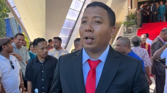 Jokowi Sambangi Tenda Pengungsi Gempa Palue, Ini Respon Bupati Juventus