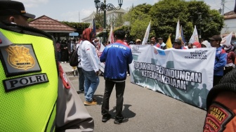 Buruh di Jogja Geruduk Kantor Gubernur DIY, Tantang Sultan Buktikan Keistimewaan untuk Pekerja