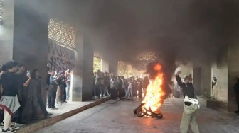 Tegang! Mahasiswa UINSA Usir Polisi dan TNI dari Kampus, Desak Rektor Mundur