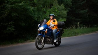 Bagaimana Cara Mencegah Cushion Bergeser dan Menempel pada Bagian Dalam Helm saat Naik Sepeda Motor?