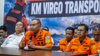Kepala Basarnas Marsekal Madya TNI Mohammad Syafii (kedua kiri) didampingi Wakil Menteri Perhubungan Suntana (kiri) dan Direktur Operasi Basarnas Laksma TNI Yudhi Bramantyo (kanan) memberikan keterangan update penanganan kecelakaan Kapal Motor Penumpang (KMP) Virgo Transport 8 di Posko Nasional Pelabuhan Tri Sakti, Banjarmasin, Kalimantan Selatan, Rabu (16/9/2026). [ANTARA FOTO/Bayu Pratama S/rwa]