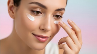 5 Eye Cream Kemasan Jar untuk Bikin Area Mata Tampak Cerah dan Awet Muda