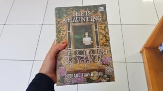 Ketika Rumah Tua Menjadi Sumber Teror dalam She Is a Haunting